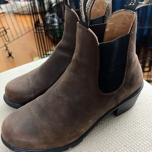 Blundstone boots in brown. Women's Style 1671. Size 7 US.